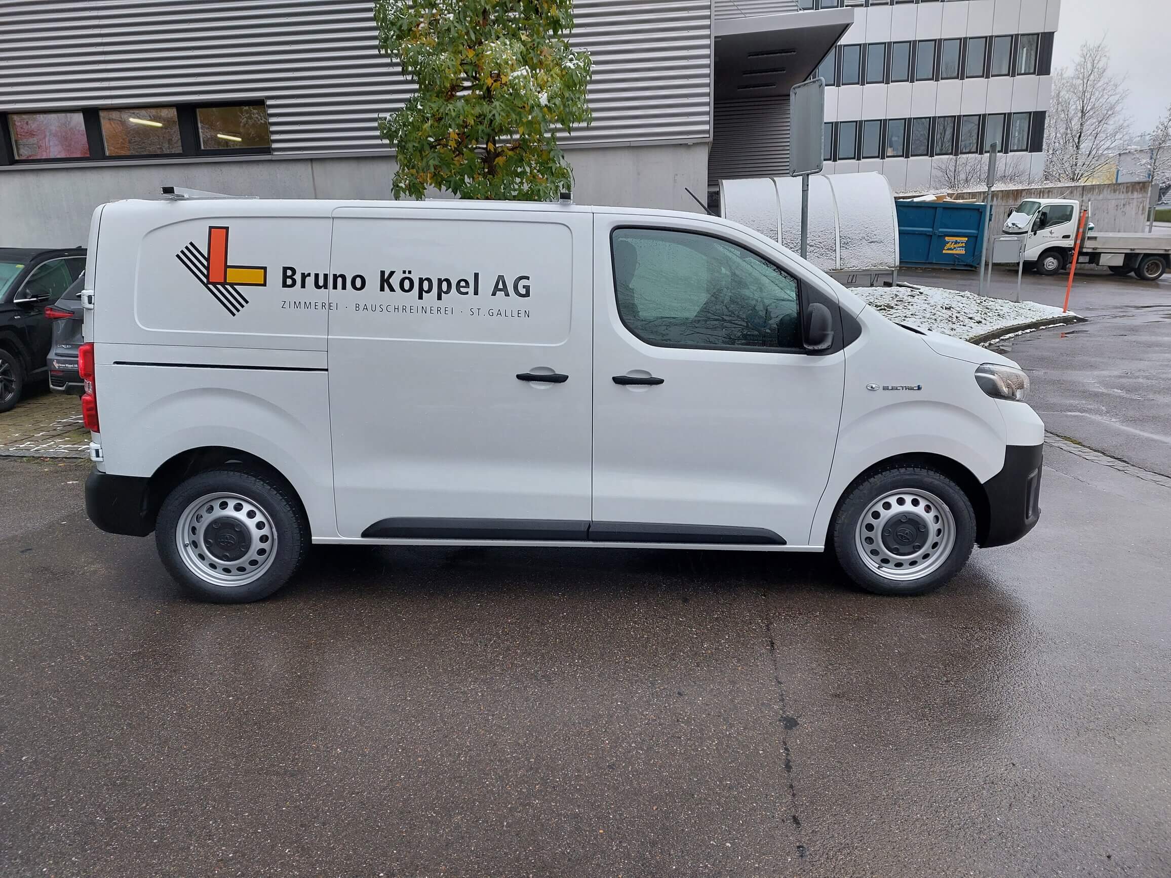 100% elektrisch… der neue Kastenwagen Toyota PROACE EV 50kWh M Active L1. Die Bruno Köppel AG fährt neu ihr erstes elektrisches Firmenfahrzeug